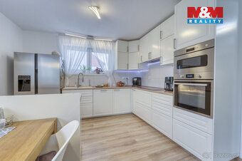 Nabízíme k prodeji moderní rodinný dům o dispozici 6+kk a už