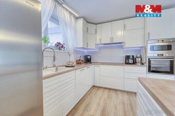 Nabízíme k prodeji moderní rodinný dům o dispozici 6+kk a už