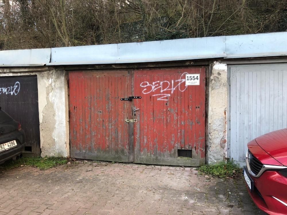 Prodám garáž v ul. Střelecká za žel. mostem. Původní stav - 