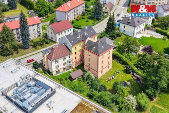 Nabízíme k pronájmu prostorný zděný byt 2+1 o výměře 70 m², 