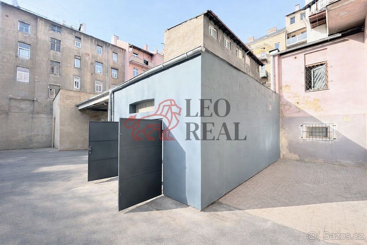 Nabízím k prodeji prostornou garáž o velikosti 36 m² v atrak
