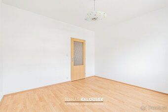 Nabízím k pronájmu prostorný a krásně světlý byt 2+kk s lodž