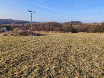 Stavební pozemek 884 m² s kompletními sítěmi a hotovou vizí 