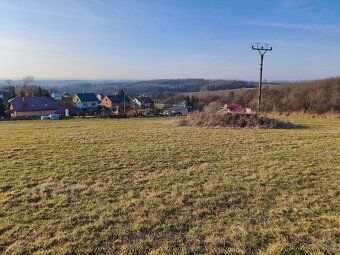Stavební pozemek 884 m² s kompletními sítěmi a hotovou vizí 