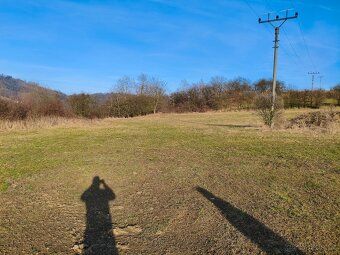 Stavební pozemek 884 m² s kompletními sítěmi a hotovou vizí 