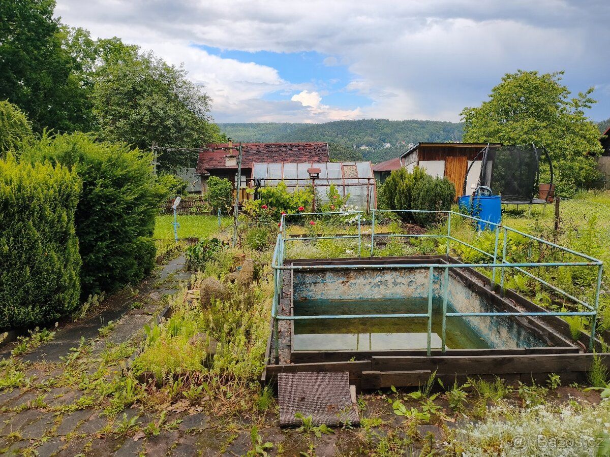 Zahrádka 300 m² nad Děčínem – chatka s elektřinou, pergola, 
