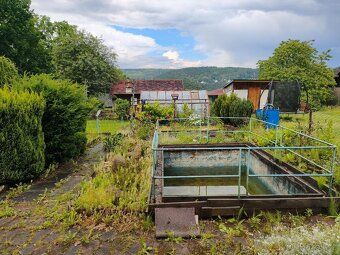 Zahrádka 300 m² nad Děčínem – chatka s elektřinou, pergola, 