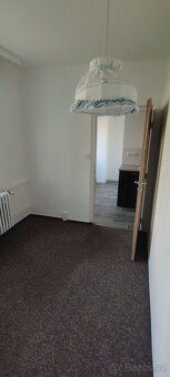 Nabízíme k pronájmu prostorný a světlý byt o dispozici 3+1 s