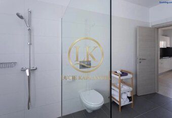 Luxusní 120m² apartmán s bazénem a střešní terasou – Zaton, 