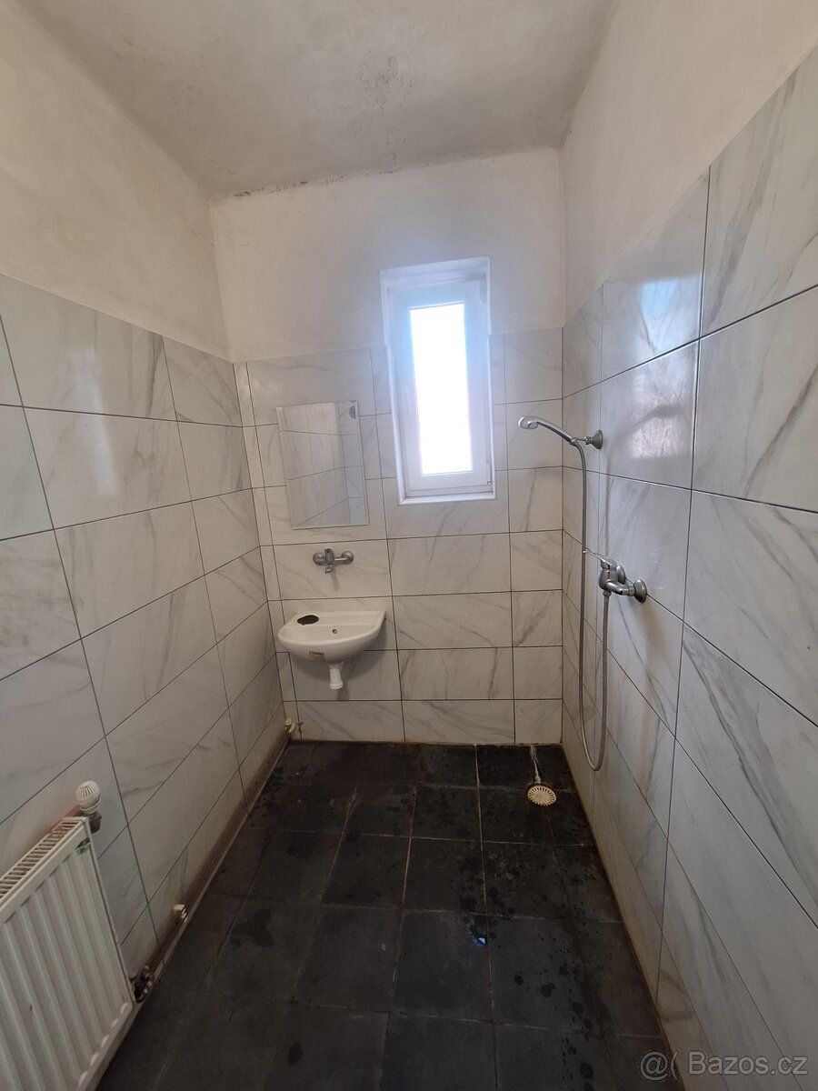 pronajmu pokoj v centru Mladé Boleslavi pro 2 osoby. Cena 65