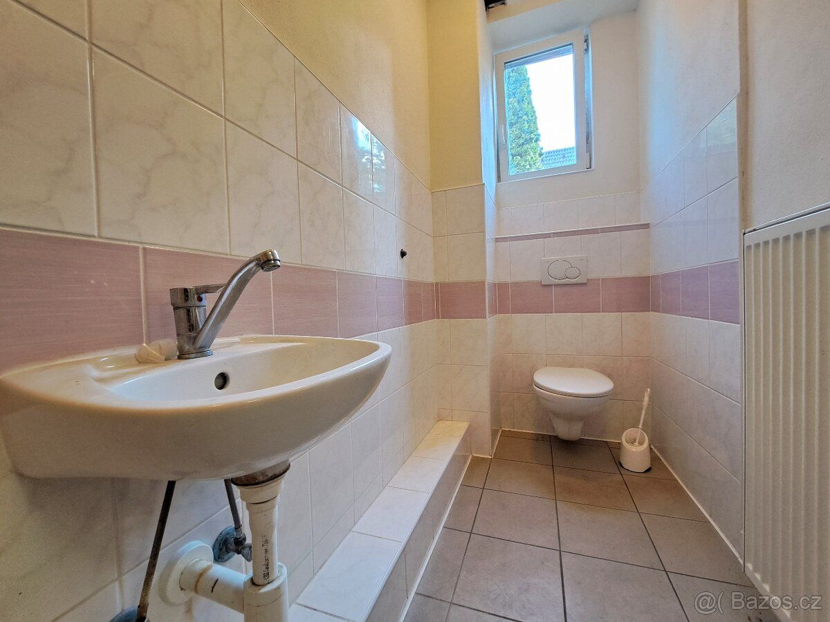 Pronájem nového, velkého bytu 3+1 o 200 m2 v přízemí. Byt se