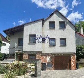 Nabízíme k prodeji prostorný a udržovaný rodinný dům o dispo