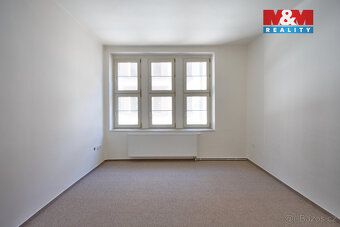 Nabízíme k pronájmu prostorný byt o dispozici 4+1 ve starší 