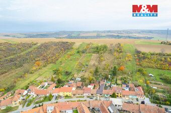 Nabízíme k prodeji pozemek o rozloze 3385 m² v klidné části 