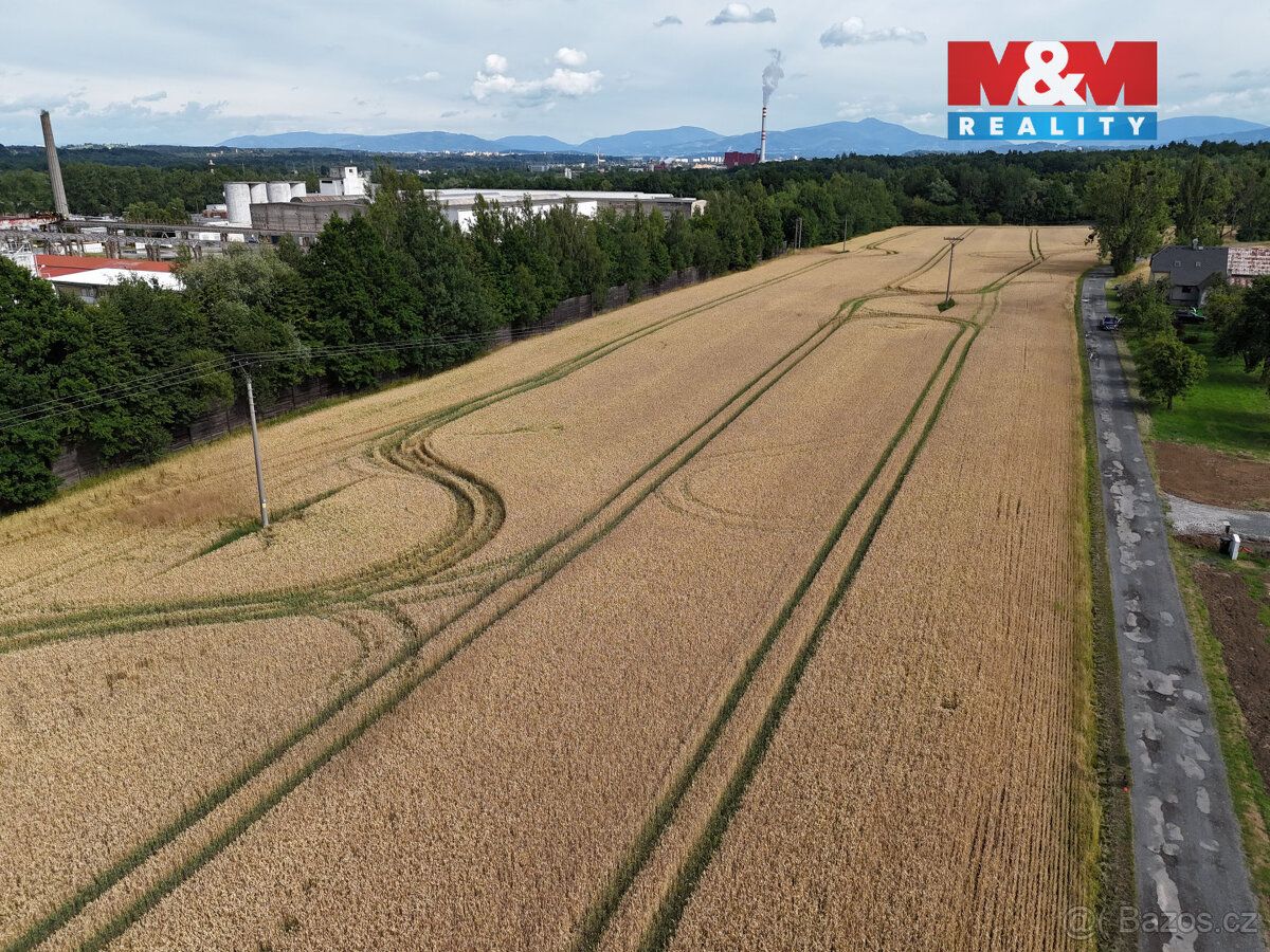 Nabízíme k prodeji rozlehlé pole o rozloze 18 917 m² v katas