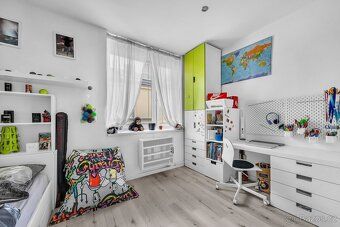 Jen málokterý byt 1+1 v této lokalitě nabídne 57 m² podlahov
