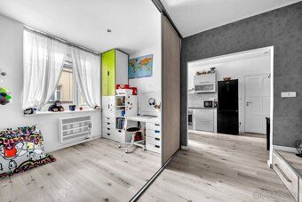 Jen málokterý byt 1+1 v této lokalitě nabídne 57 m² podlahov