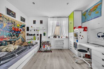Jen málokterý byt 1+1 v této lokalitě nabídne 57 m² podlahov