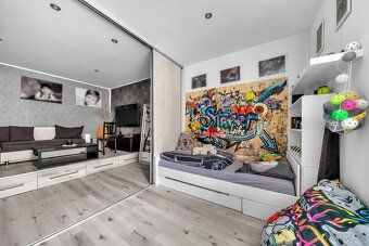 Jen málokterý byt 1+1 v této lokalitě nabídne 57 m² podlahov