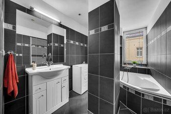Jen málokterý byt 1+1 v této lokalitě nabídne 57 m² podlahov