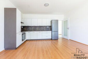 Prodej moderního bytu 2+kk se zahradou 140 m², krytým parkov