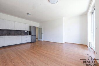Prodej moderního bytu 2+kk se zahradou 140 m², krytým parkov