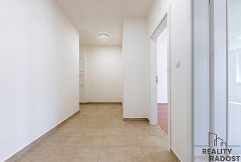 Prodej moderního bytu 2+kk se zahradou 140 m², krytým parkov