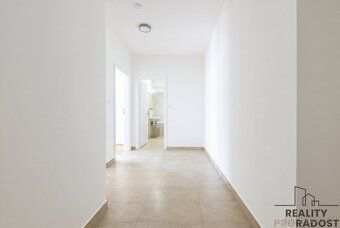 Prodej moderního bytu 2+kk se zahradou 140 m², krytým parkov