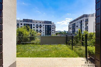 Prodej moderního bytu 2+kk se zahradou 140 m², krytým parkov