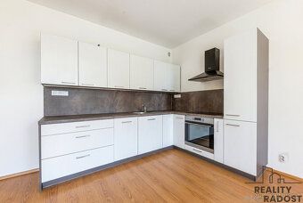 Prodej moderního bytu 2+kk se zahradou 140 m², krytým parkov