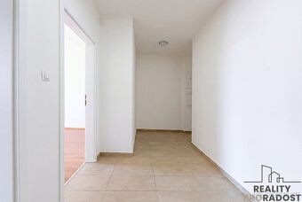 Prodej moderního bytu 2+kk se zahradou 140 m², krytým parkov