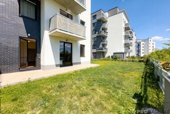 Prodej moderního bytu 2+kk se zahradou 140 m², krytým parkov