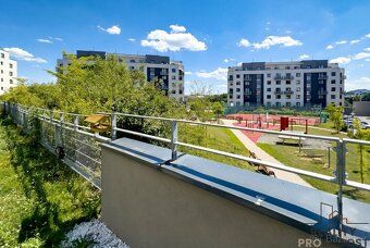 Prodej moderního bytu 2+kk se zahradou 140 m², krytým parkov