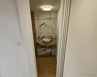 Nabízíme k prodeji pozemek s novou chatou situovanou v atrak