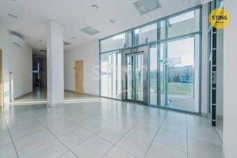 Nabízíme k pronájmu kancelářské prostory v komerční budově f