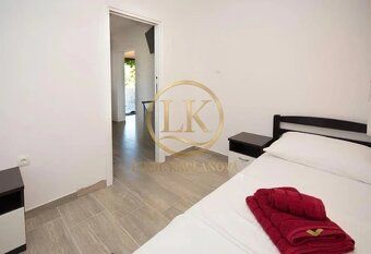 Moderní dům s bazénem, 2 apartmány, 70 m od moře – Kanica, R