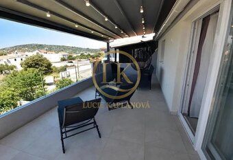 Moderní dům s bazénem, 2 apartmány, 70 m od moře – Kanica, R