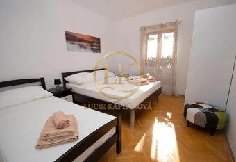 Moderní dům s bazénem, 2 apartmány, 70 m od moře – Kanica, R
