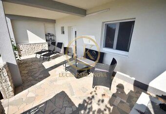 Moderní dům s bazénem, 2 apartmány, 70 m od moře – Kanica, R