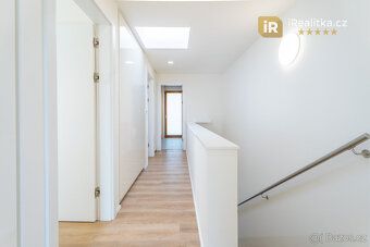 Prodej novostavby krajního řadového domu s terasou, zahradou