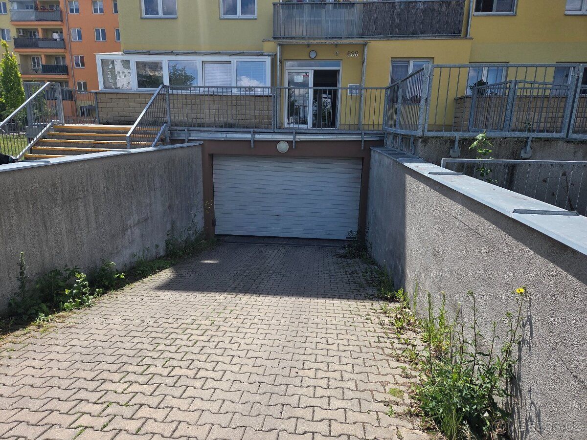 Nabízím k přímému prodeji komfortní vnitřní garážové stání v