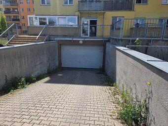 Nabízím k přímému prodeji komfortní vnitřní garážové stání v