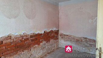 Výhradně nabízíme samostatně stojící rodinný dům 2+1 v Dolní