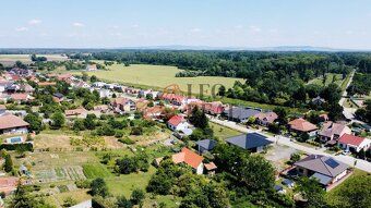 V malebné vinařské obci Týnec, v krajině vinic, folkloru a t