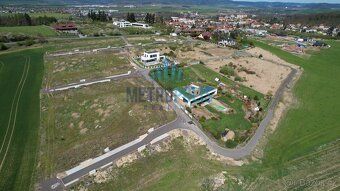 Stavební pozemek 826m² na kraji Hořovic – výhled, klid a kom
