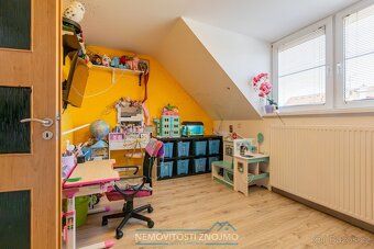 K prodeji nabízíme cihlový rodinný dům s garáží, zahrádkou a
