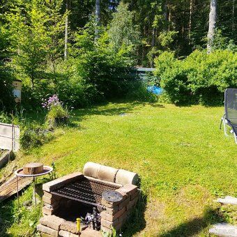 Dům má spodní a horní byt zahrada má 582m2 Pro více informac