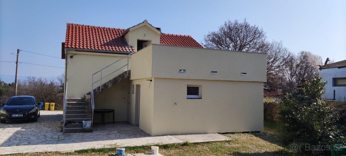 Prodám dům na ostrově krk o dvou bytových jednotkách. Pro in
