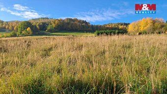 Nabízíme k prodeji prostorný pozemek o výměře 1498 m2, který