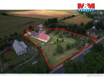 Nabízíme k prodeji samostatně stojící rodinný dům se stodolo
